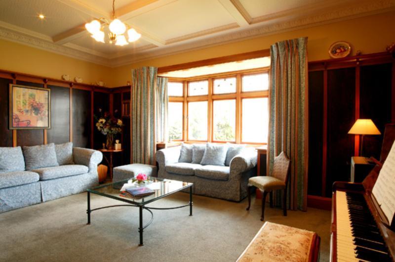 Highway House Bed And Breakfast Oamaru Bagian luar foto